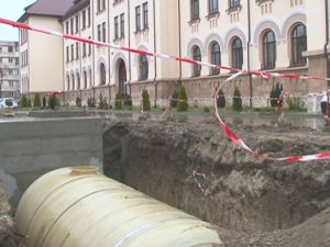 GROAPĂ ÎN FAŢA MUZEULUI