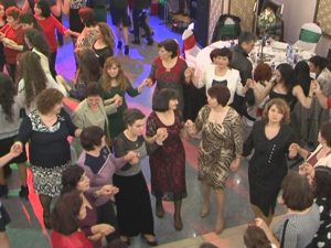 FEMEILE DIN COCHIRLEANCA AU PETRECUT LA RESTAURANT