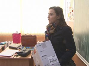 „SACUL GALBEN” CU CADOURI LA ŞCOALA NR. 15