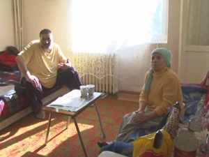 FAMILIE SĂRMANĂ CAUTĂ ADĂPOST