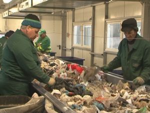 IATĂ CUM SE SORTEAZĂ GUNOIUL