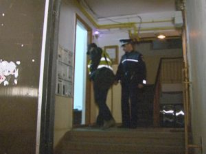 A LĂSAT  UŞA DESCUIATĂ. LA ÎNTOARCERE N-A MAI GĂSIT O GEANTĂ CU 1000 DE LEI