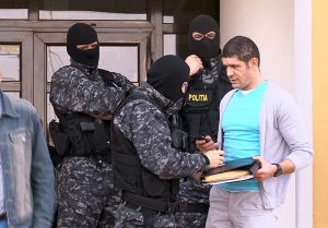 CINCI BUZOIENI CARE FURAU BANI DE PE CARDURI, SĂLTAŢI CU MASCAŢII