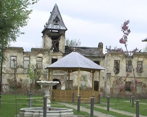 CLĂDIRE DE PATRIMONIU ÎN PARCUL MARGHILOMAN CARE STĂ SĂ SE DĂRÂME. IATĂ IMAGINI