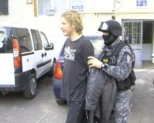 LUAT PE SUS DE MASCAŢI DUPĂ CE ŞI-A BĂTUT PARINTII. IATĂ IMAGINI