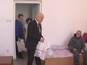 CADOURI PENTU BĂTRÂNII DE LA POGOANELE ŞI SMEENI