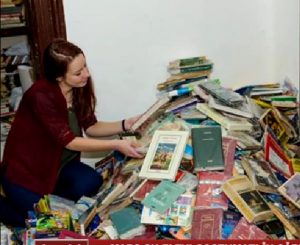 MARŞ CU ELEVI COSTUMAŢI ÎN CĂRŢI