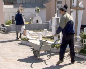 188 DE LEI COSTĂ SĂPATUL GROPII LA CIMITIRELE PRIMĂRIEI. CINE N-ARE BANI, NU PLĂTEŞTE