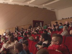 COPIII DAU BULUC LA TEATRU