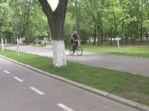 PISTE PENTRU BICICLIŞTI ÎN PARCURI. INDICATOARE DE INTERDICŢIE PE ALEILE VECINE LACURILOR