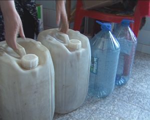 BLOC DEBRANŞAT DIN CAUZA A TREI DATORNICI. 45 DE FAMILII, LĂSATE FĂRĂ APĂ ÎN PREAJMA PAŞTELUI.