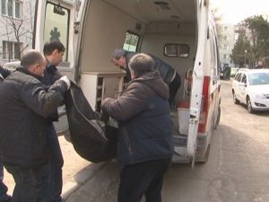 A STAT CU CADAVRELE ÎN CASĂ ŞI NU A ŞTIUT.CUNOSCUŢII SPUN CĂ BĂRBATUL ERA BEAT MAI TOT TIMPUL
