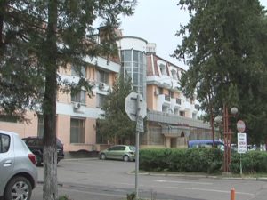 COMPANIA DE APĂ CUMPĂRĂ HOTELUL CRÂNG. SUTELE DE ANGAJAŢI NU MAI ÎNCAP ÎN SEDIUL DE LA PIAŢĂ