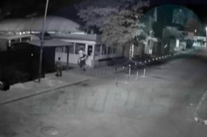 MAGAZIN SPART DE TREI HOŢI MINORI LA PIAŢĂ. IATĂ IMAGINI DE PE CAMERA DE SUPRAVEGHRE