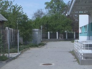 E NEVOIE DE PARCARE SAU DE ACOPERIT O GREŞEALĂ? GARDUL NOII MATERNITĂŢI „A CIUPIT” DIN TERENUL UNUI VECIN 