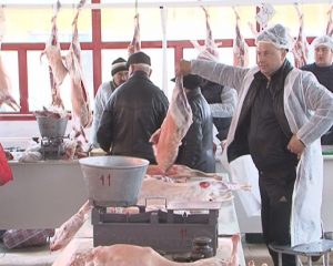 MIEI PE ALESE, CLIENŢI PUŢINI. NEGUSTORII SE PLÎNG DE CLIENŢI, MUŞTERIII DE PREŢURI.