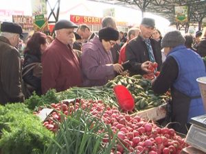 AGLOMERAŢIE ÎN PIAŢĂ. MII DE CUMPĂRĂTORI, MAJORITATEA BĂRBAŢI.