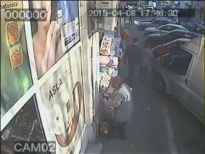 ŞI-A ÎNSUŞIT UN PORTOFEL CU 1800 DE LEI. POLIŢIA O CAUTĂ PE FEMEIA CARE APARE ÎN IMAGINI