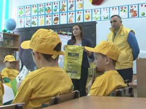 „ALBINUŢELE” S-AU ÎMPRIETENIT CU SACUL GALBEN 
