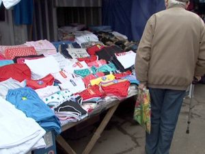 AFARĂ CU „CHILOŢĂRAIA” DIN SPATELE PIEŢEI. COMERCIANŢI EVACUAŢI, ÎN ZONĂ SE VA FACE PARCARE.