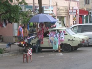 „CHILOŢĂRAIA” ÎNVINGE. CÂŞTIGĂ 20 DE COMERCIANŢI DE MĂRUNŢIŞURI, PIERD MII DE BUZOIENI