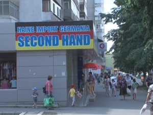 FENOMENUL HAINELOR SECOND HAND. 20 DE MAGAZINE DOAR PE BD-UL UNIRII