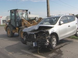 ACCIDENT CU PATRU MAŞINI IMPLICATE. UN TIR A PROIECTAT UN AUTOTURISM PE CONTRASENS
