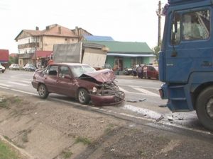 CIELO IZBIT DE UN TIR INTRAT PE CONTRASENS LA POŞTA CÂLNĂU. TREI FEMEI DIN AUTOTURISM, DIN CARE UNA ÎNSĂRCINATĂ, AU AJUNS LA SPITAL