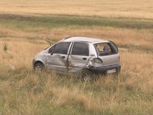 ŞOFER DE 76 DE ANI, PLOAIE, VITEZĂ, NEATENŢIE... MATIZUL CU CEI DOI BĂTRÂNI S-A RĂSTURNAT PE CÂMP