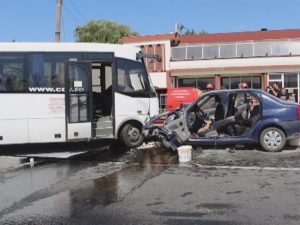 BUNIC ŞI NEPOT, DECEDAŢI PE DRUM. UN AUTOCAR A IZBIT PE CONTRASENS LOGANUL VICTIMELOR