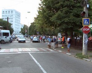 CARAMBOL RUTIER SOLDAT CU OPT RĂNIŢI. DOUĂ AUTOTURISME ŞI UN MICROBUZ S-AU CIOCNIT IN INTERSECŢIE.