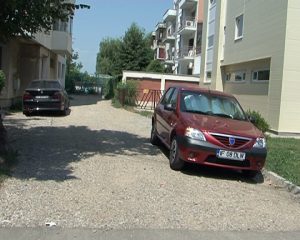 BUZOIENII DE PE MESTEACĂNULUI VOR ASFALT. PRIMĂRIA PROMITE CĂ SE VOR DEMARA LUCRĂRILE PÂNĂ LA TOAMNĂ.