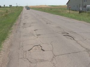 CONCURS DE GROPI PE DJ 203 K LA INTRAREA ÎN VADU PAŞII. ŞEFUL CJ BUZĂU: ”VA INTRA ÎN ÎNTREŢINEREA DE VARĂ”