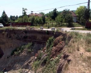 DRUM JUDEŢEAN LA URGENŢĂ. LA ALDENI, DRUMUL SE POATE RUPE