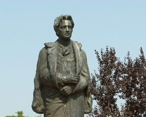 ENESCU, LĂSAT FĂRĂ BAGHETĂ. STATUIA COMPOZITORULUI E VANDALIZATĂ SISTEMATIC.