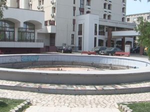 ALBA-NEAGRA CU ARTEZIANA DIN CENTRU. ÎN FIECARE PRIMĂVARĂ SE MODERNIZEAZĂ CU VORBE