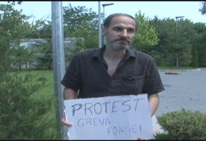 GREVA FOAMEI ÎN FAŢA SPITALULUI. TATĂL ŞEFEI DE PROMOŢIE DE LA ŞCOALA 15 ÎI ACUZĂ PE MEDICI