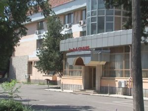E SIGUR, COMPANIA DE APĂ SE MUTĂ LA HOTELUL CRÂNG. FOSTUL PROPRIETAR A ELIBERAT HOTELUL DE MOBILIER