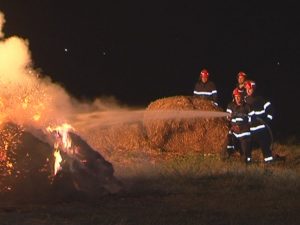 UN FOC DE PAIE . 250 DE TONE DE FURAJE AU ARS LA POŞTA CÂLNĂU