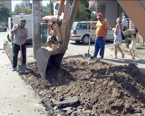 TROTUARE ÎNGUSTATE PENTRU LOCURI DE PARCARE. DUPĂ STRADA CARAIMAN URMEAZĂ ZONA CLUBUL POLIŢIŞTILOR.