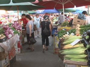 NEMULŢUMIRE A CUMPĂRĂTORILOR DIN PIAŢĂ: EXTINDERILE DE TARABE ÎNGUSTEAZĂ CULOARELE 