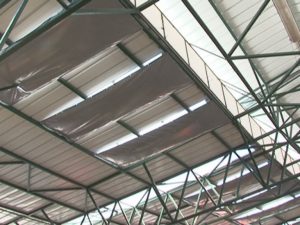 MĂSURĂ CONTRA SOARELUI ŞI A UMBRELELOR DIN PIAŢĂ. SE MONTEAZĂ O PERDEA DIN POLIPLAN SUB LUMINATOARE