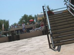 A FOST GĂSIT PE FUNDUL APEI, ÎN PISCINĂ. TÂNĂRUL E ÎNTRE VIAŢĂ ŞI MOARTE LA SPITAL