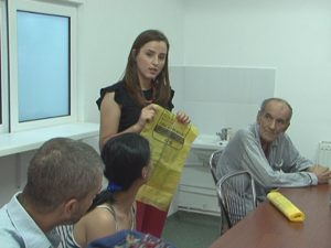 SACUL GALBEN, PRINTRE OAMENII STRĂZII. CAMPANIA A A AJUNS AZI LA CENTRUL DE ZI ŞI DE NOAPTE