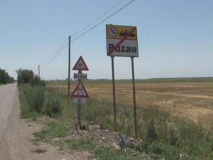  INDICATOARE RUGINITE ŞI MORMANE DE GUNOI. ASTFEL ÎŞI ÎNTÂMPINĂ ORAŞUL BUZĂU VIZITATORII