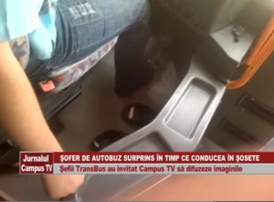 ŞOFER DE AUTOBUZ SURPRINS ÎN TIMP CE PILOTA ÎN ŞOSETE. CONDUCEREA TRANS-BUS A INVITAT CAMPUS TV SĂ DIFUZEZE IMAGINILE