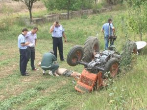 OMORÂT DE PROPRIUL TRACTOR. UTILAJUL S-A RĂSTURNAT LA ABORDAREA UNEI PANTE