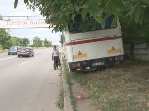 STRADA FĂRĂ TROTUAR. PIETONII CIRCULĂ PE O SINGURĂ „BANDĂ” PE ŞOSEAUA BRĂILEI