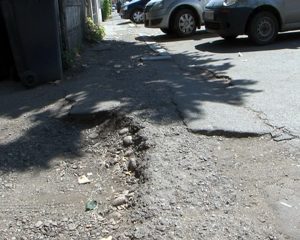 TROTUARE IMPRACTICABILE PE 1 DECEMBRIE. SUNT PLINE DE GROPI ŞI DENIVELĂRI.