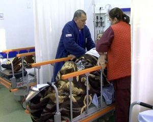 16 BĂTRÂNI ABANDONAŢI ÎN SPITAL ÎN 2015. LA EXTERNARE, MEDICII NU AU PE CINE CHEMA